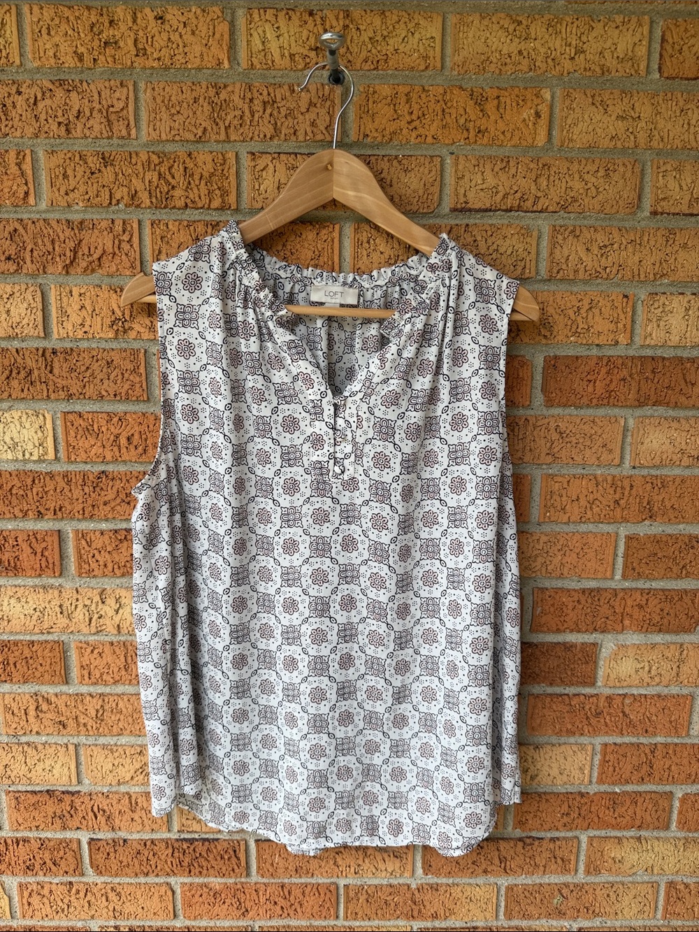 🌸 LOFT White and Pink Medallion Print Sleeveless Blouse Size XL 🌸